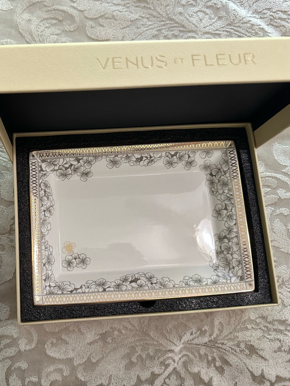 New & Rare Venus et Fleur Hydrangea Collection Trinket Tray Luxury Home Accent